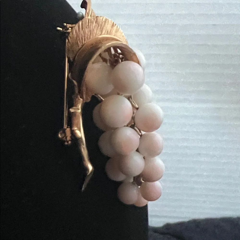 Marcel Boucher Unsigned Brooch Gold Tone Glass Beaded Grape Cluster Set Clip-on